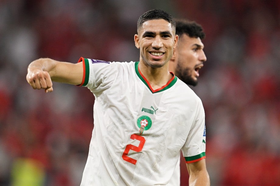 Achraf Hakimi jugando con Marruecos en Qatar 2022