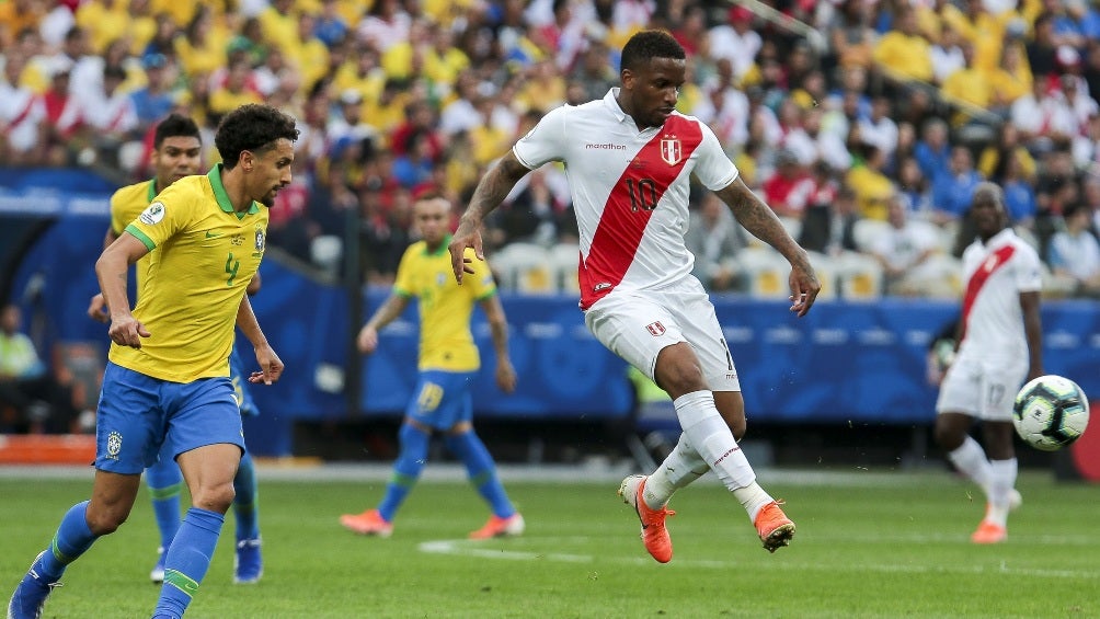 Farfán en un partido de Perú