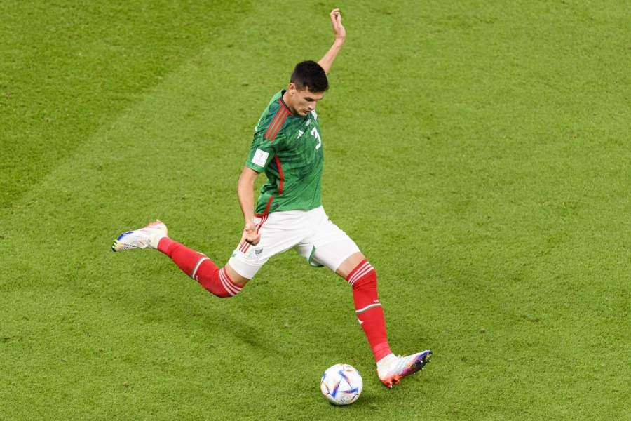 César Montes en el partido ante Argentina