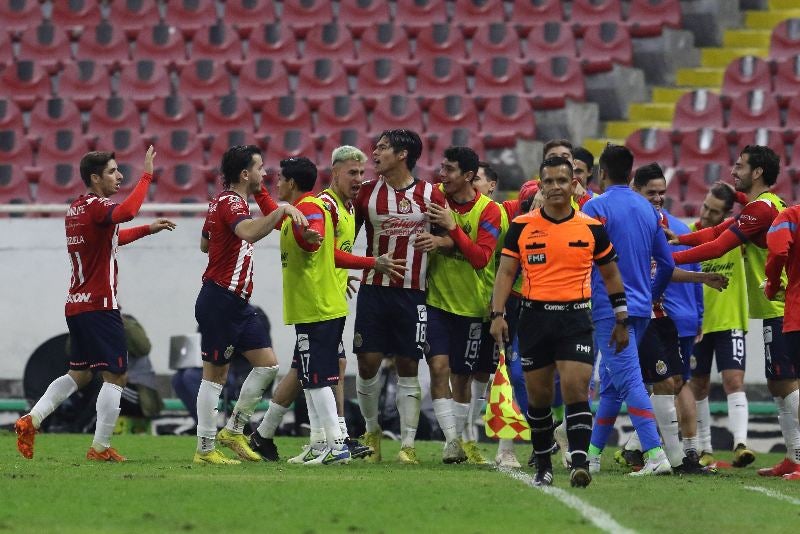 Jugadores de Chivas en festejo 