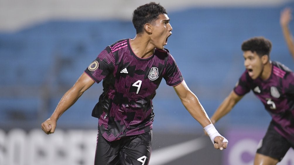 Jesús Alcántar festeja gol con Selección Mexicana