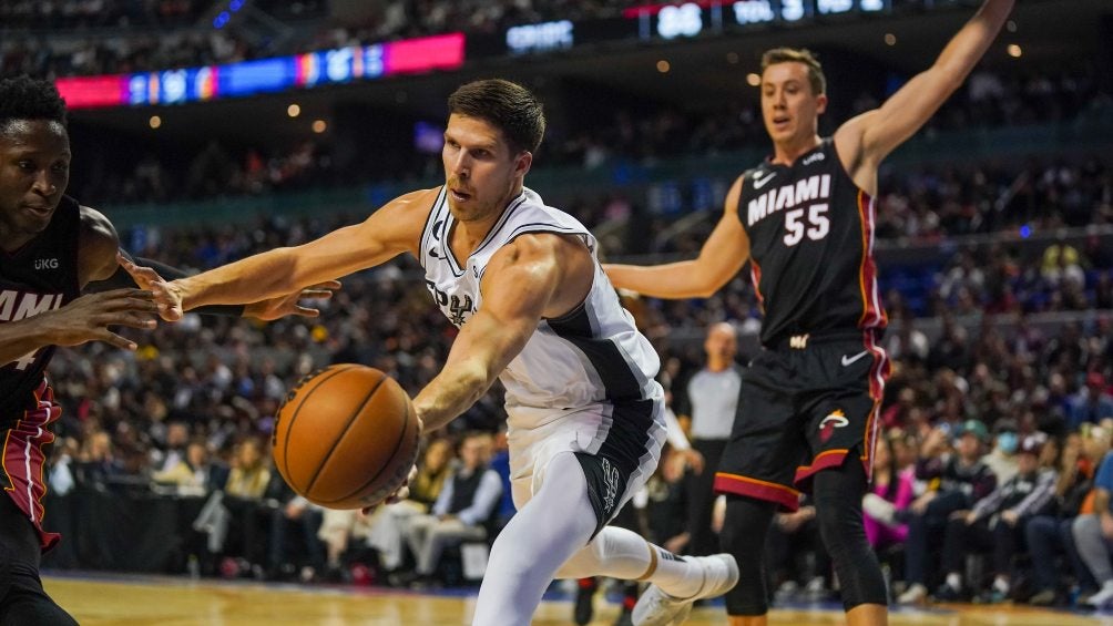 Doug McDermott persiguiendo un balón suelto