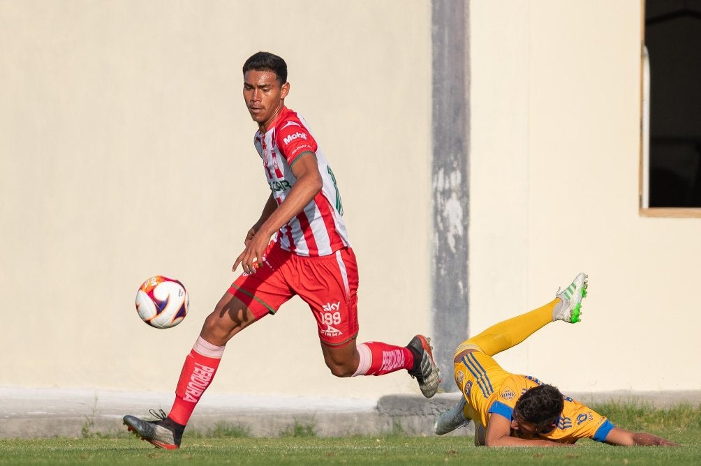 Se formó y debutó con Necaxa