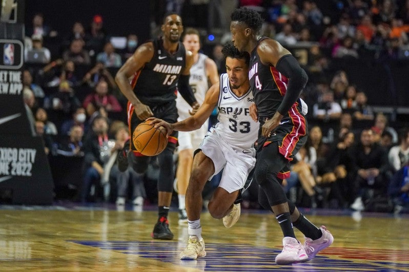 Tre Jones y Víctor Oladipo en disputa por el balón