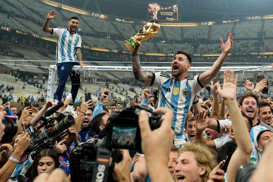 Messi levantando la Copa del Mundo 