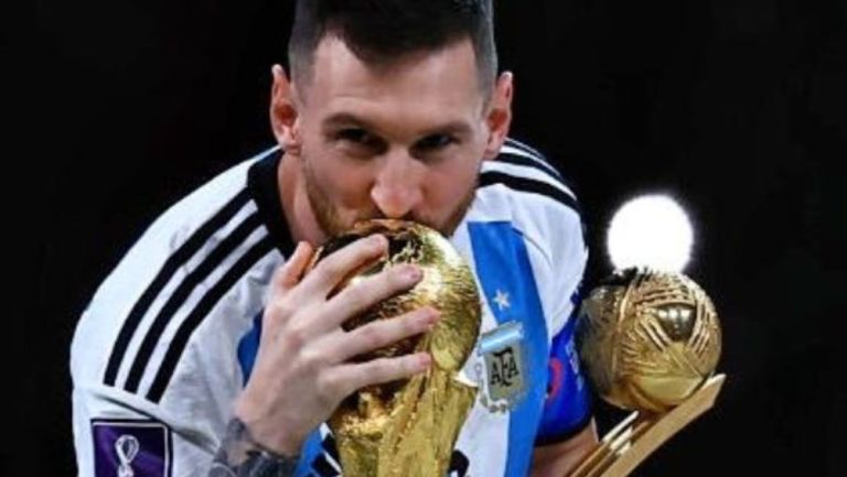 Messi besando la Copa del Mundo