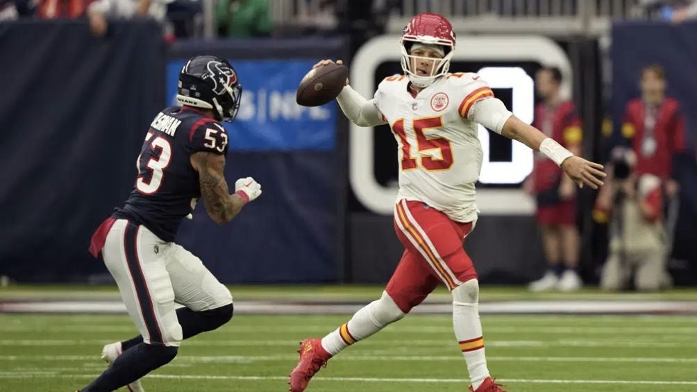 Mahomes lanzando un pase durante el juego