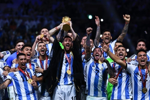 La Selección recibiendo la Copa Mundial