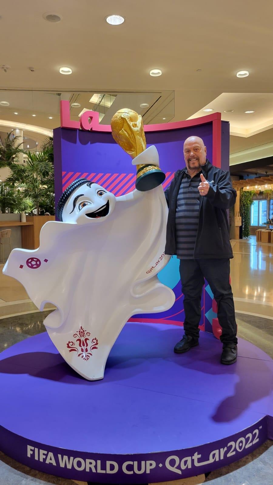 Enrique Bermúdez junto a la mascota de Qatar 2022