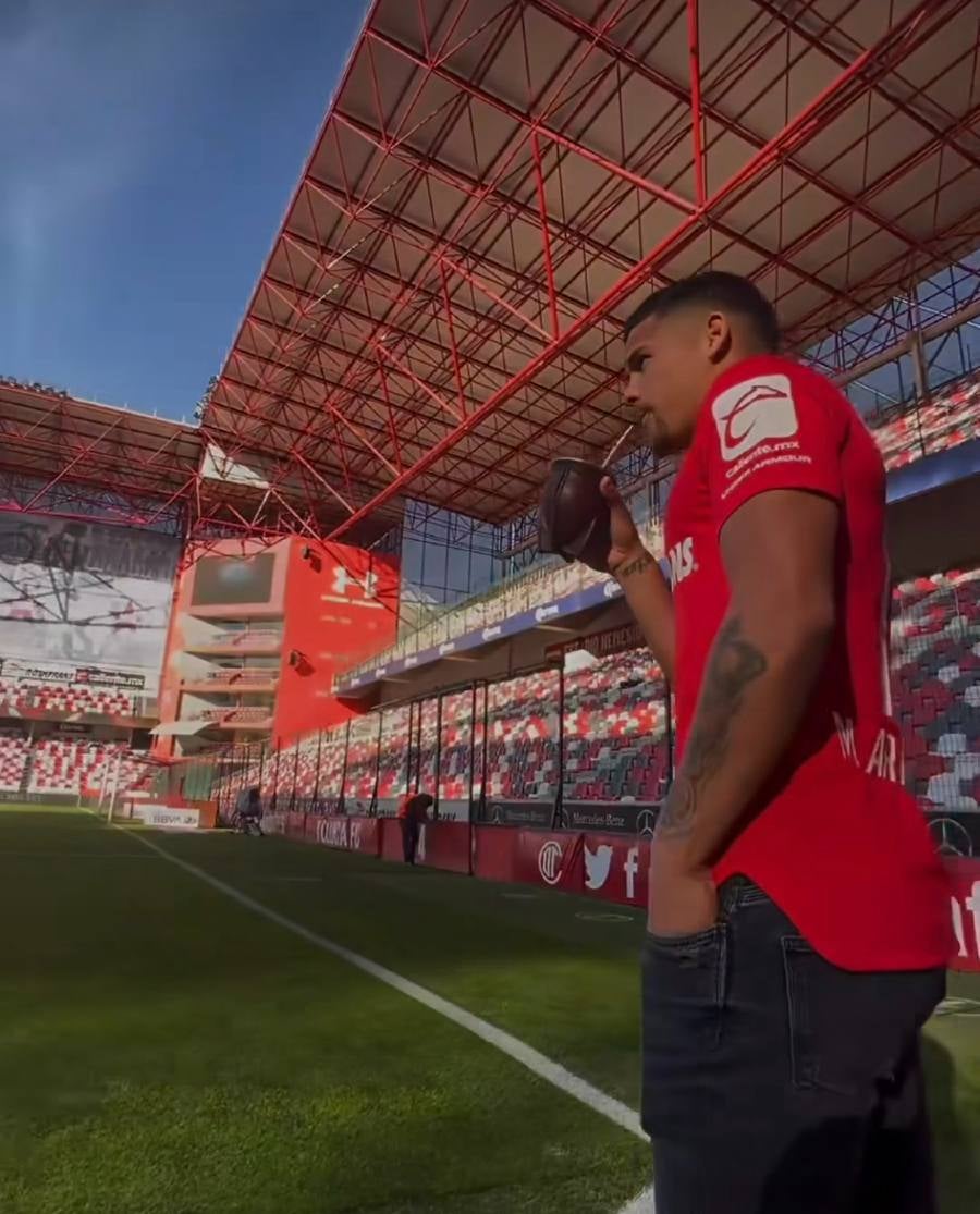 Maximiliano Araújo tomando mate en el estadio Nemesio Diez