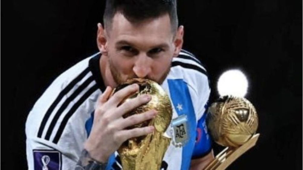 Messi besando la Copa