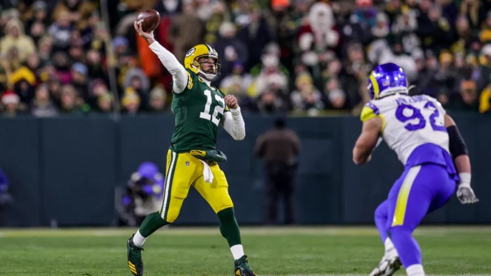 Aaron Rodgers en el juego ante Rams