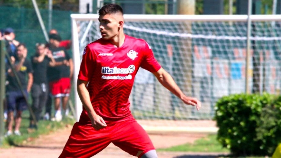 Johan Vásquez en partido con el Cremonese