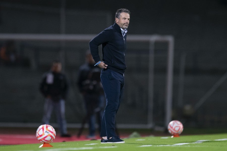 Rafael Puente dirigiendo a Pumas en CU