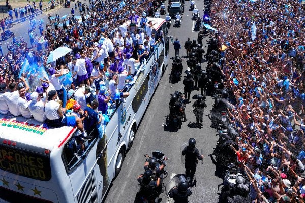 Los fanáticos esperaron para saludar a los campeones