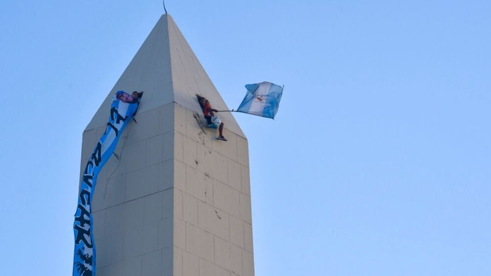 Subieron al monumento en Buenos Aires