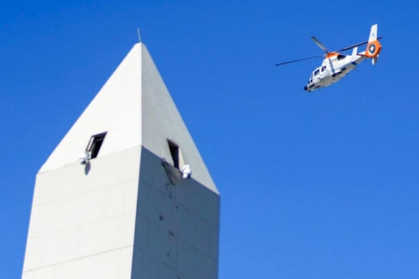 Algunos subieron a la cima del monumento 