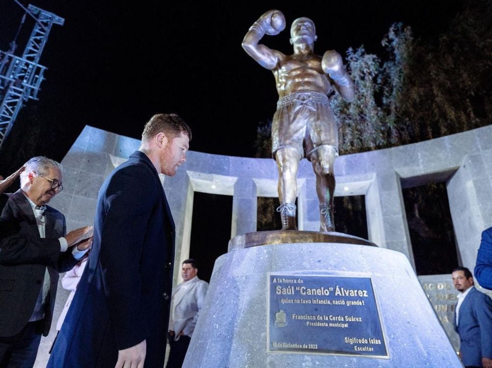 Canelo y la estatua que hicieron en su honor