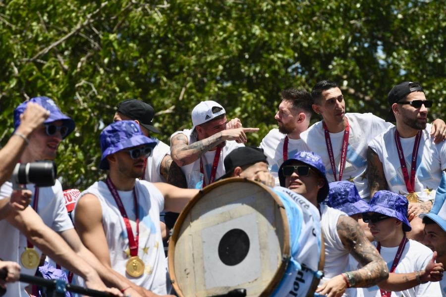 Jugadores albicelestes celebrando por las calles de Argentina