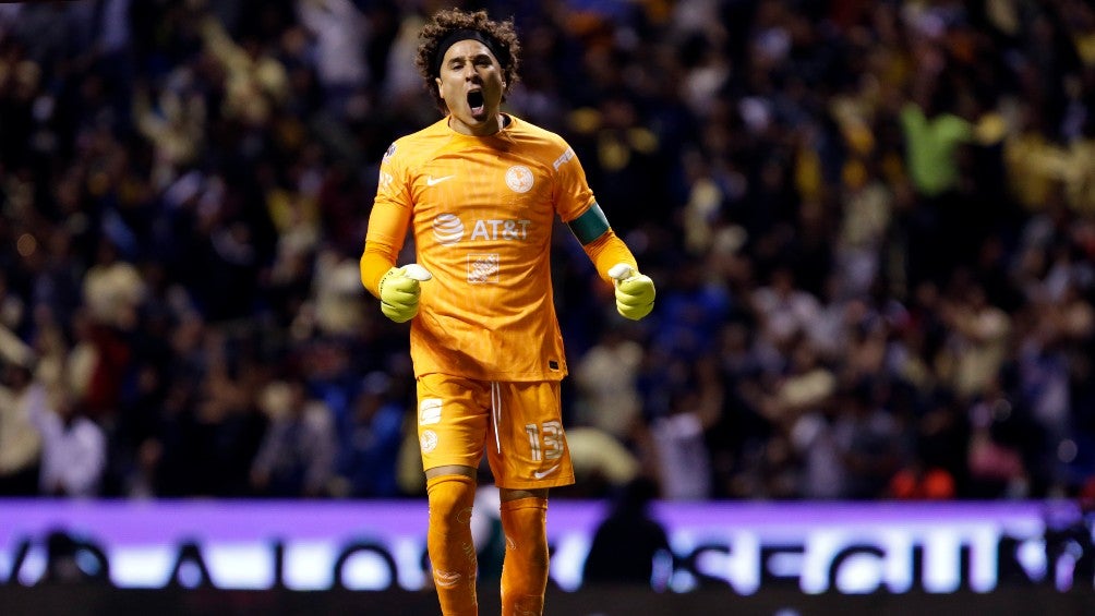 Guillermo Ochoa en un partido con América