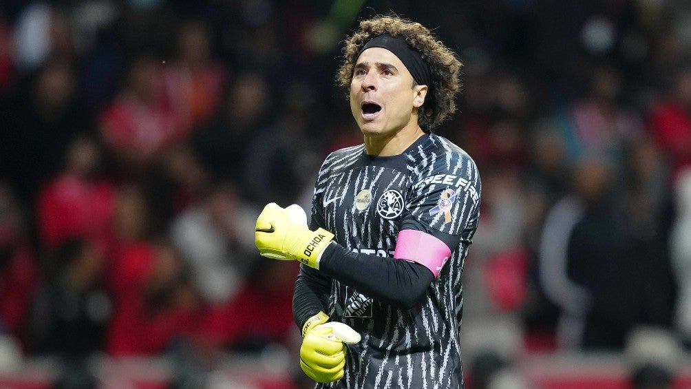 Guillermo Ochoa celebra con el América