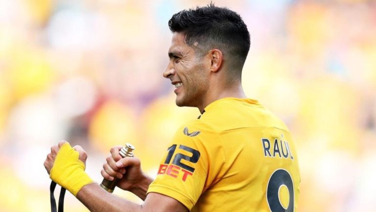 Raúl Jiménez festeja un gol con los Wolves