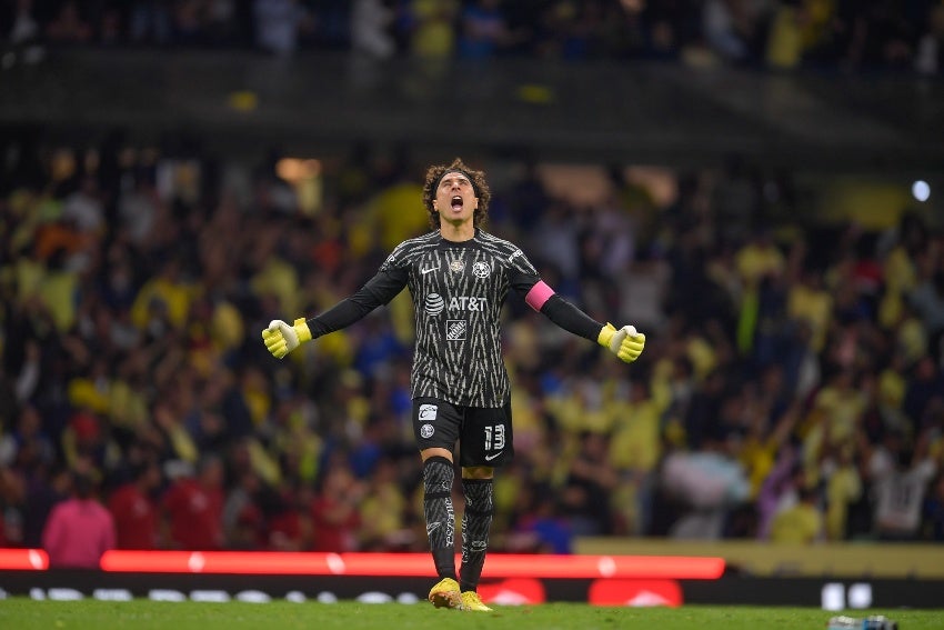 Memo Ochoa en un partido de América