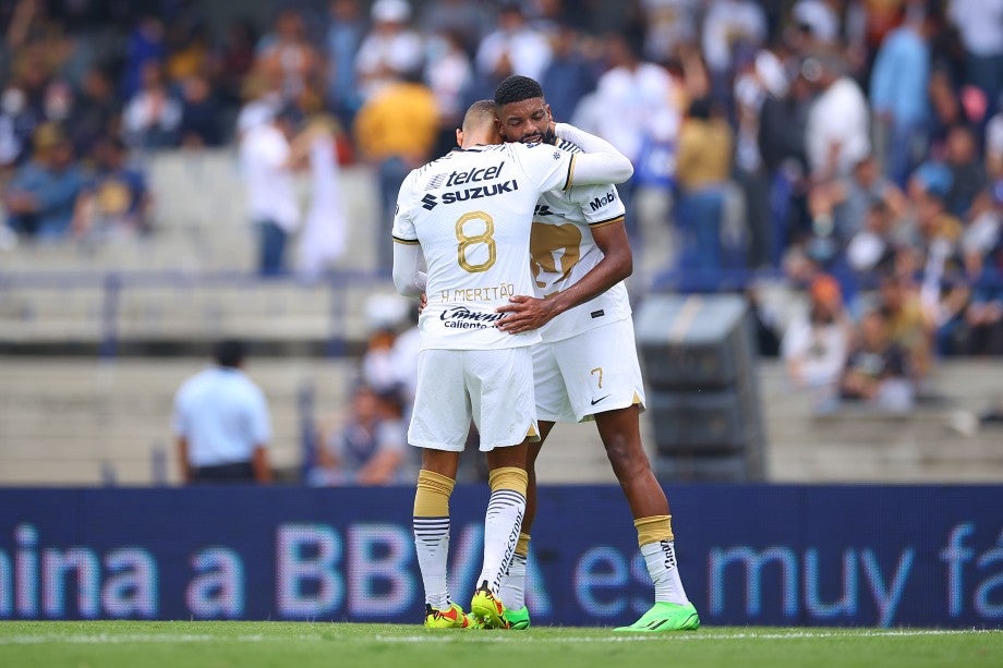 Diogo de Oliveira e Higor Meritao se abrazan durante un partido