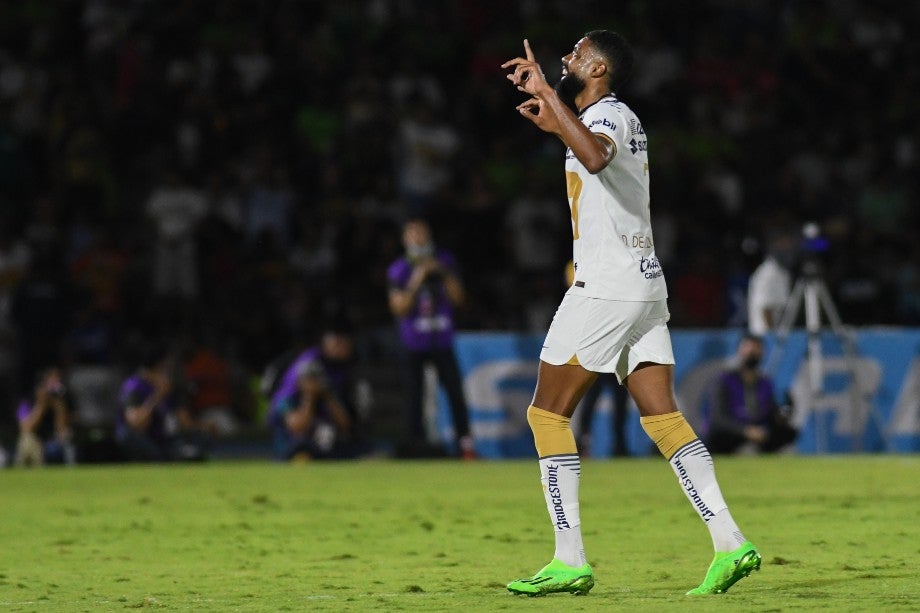 Diogo celebra durante un partido con Pumas