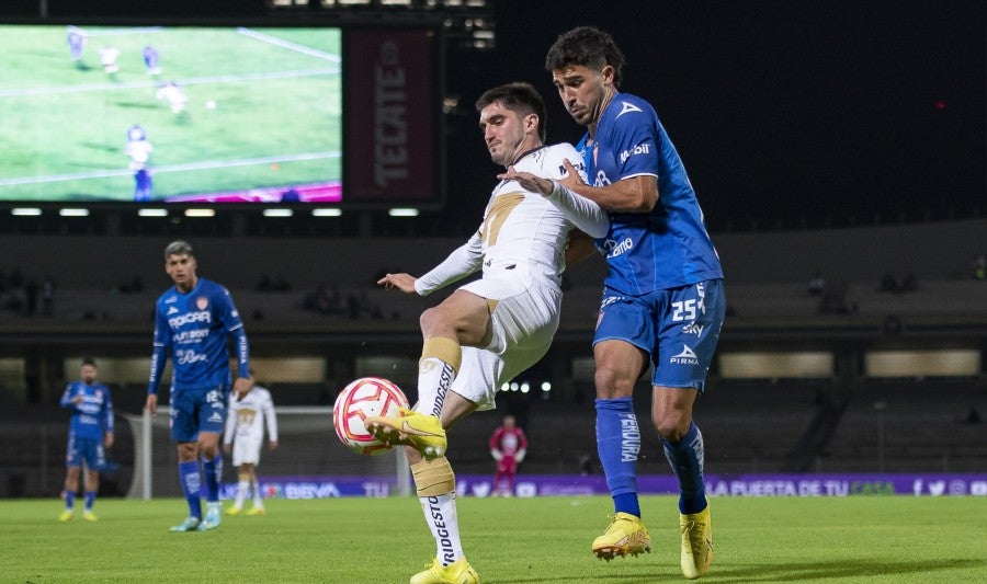 Gustavo del Prete pelea el balón con Vicente Poggi 