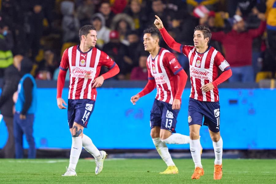 Santiago Orrmeño e Issac Brizuela en el partido ante Tigres