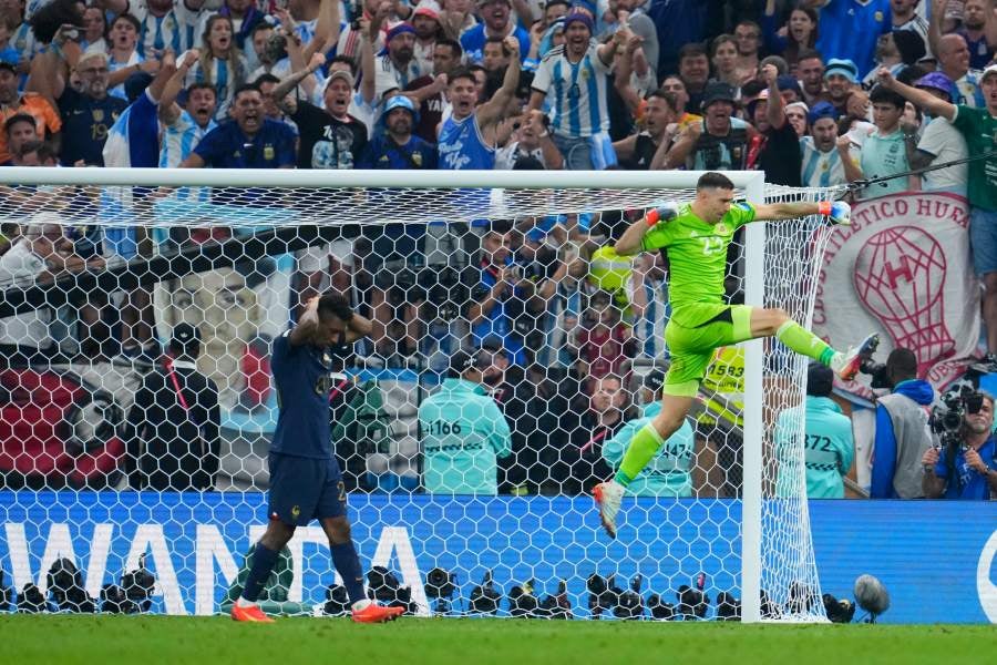 Emiliano Martínez en festejando el título al finalizar el partido