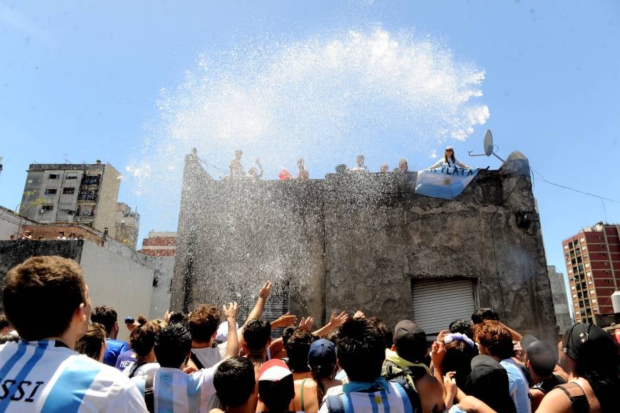 Fans argentinos festejando el título del Mundial Qatar 2022