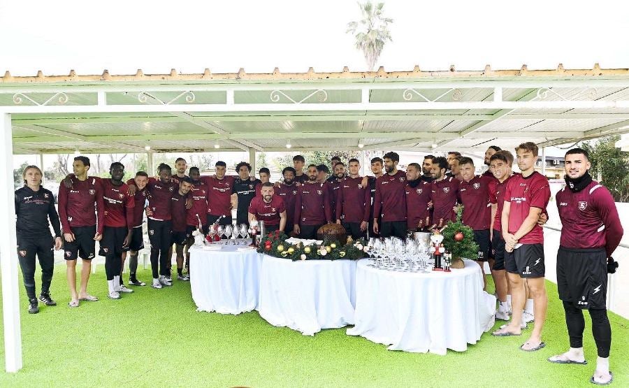 Equipo del Salernitana conviviendo