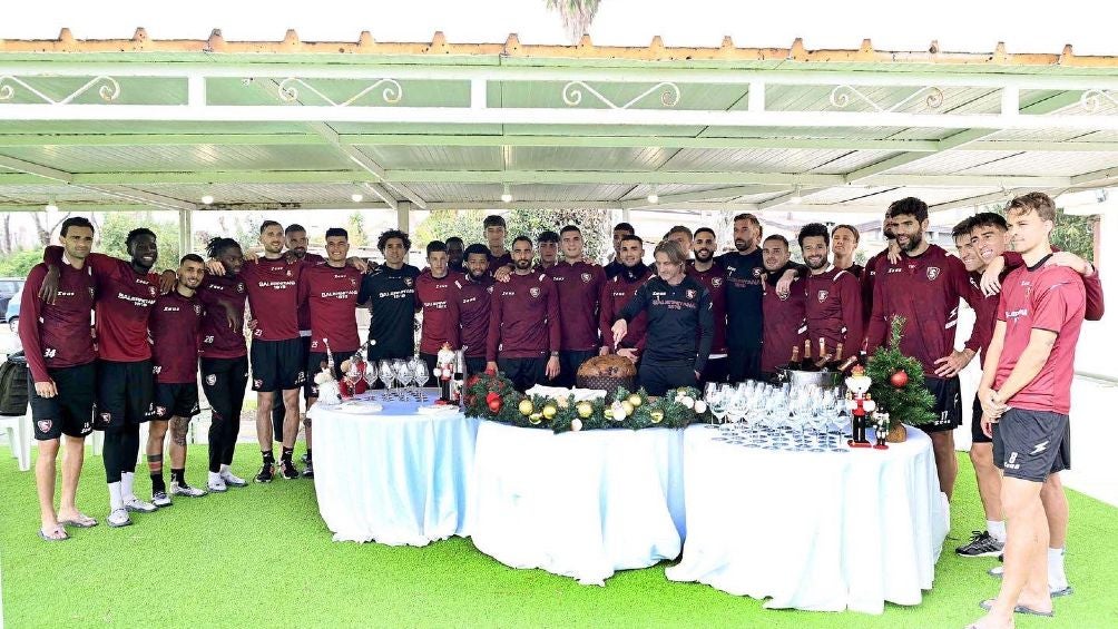 Guillermo Ochoa fue recibido con brindis en el Salernitana