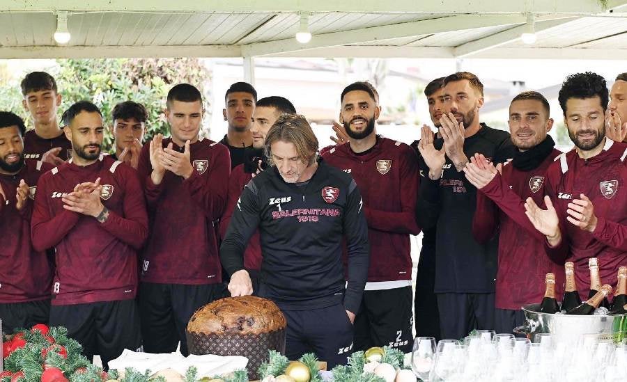 Equipo del Salernitana brinando por Navidad y Año Nuevo