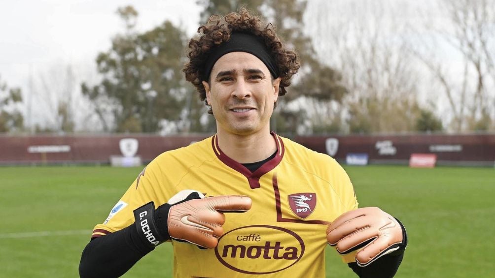 Ochoa presume los colores de su nuevo club