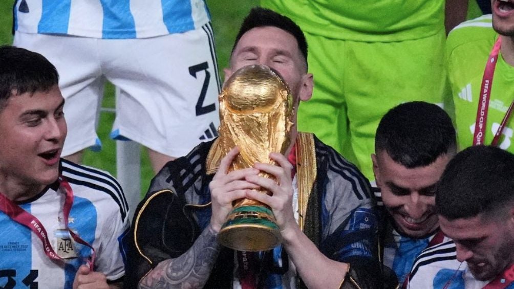 Messi besando la Copa del Mundo