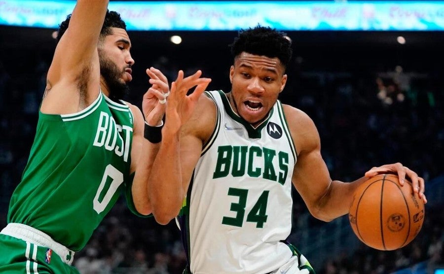 Giannis Antetokounmpo ante Jayson Tatum