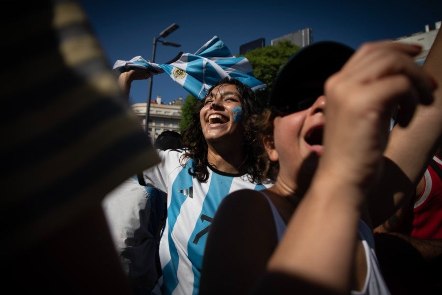 Aficionada pintada de la cara alentando a Argentina