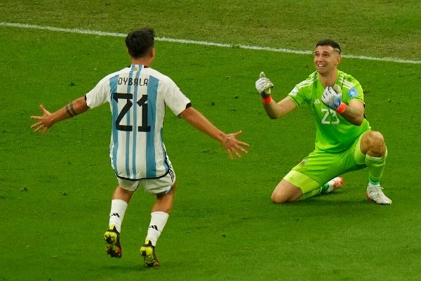 Emiliano Martínez junto a Dybala 