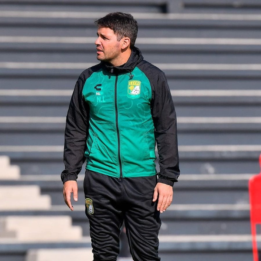 Nicolás Larcamón en la pretemporada de León