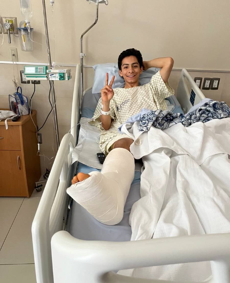 Donovan Carrillo en el hospital después de su operación