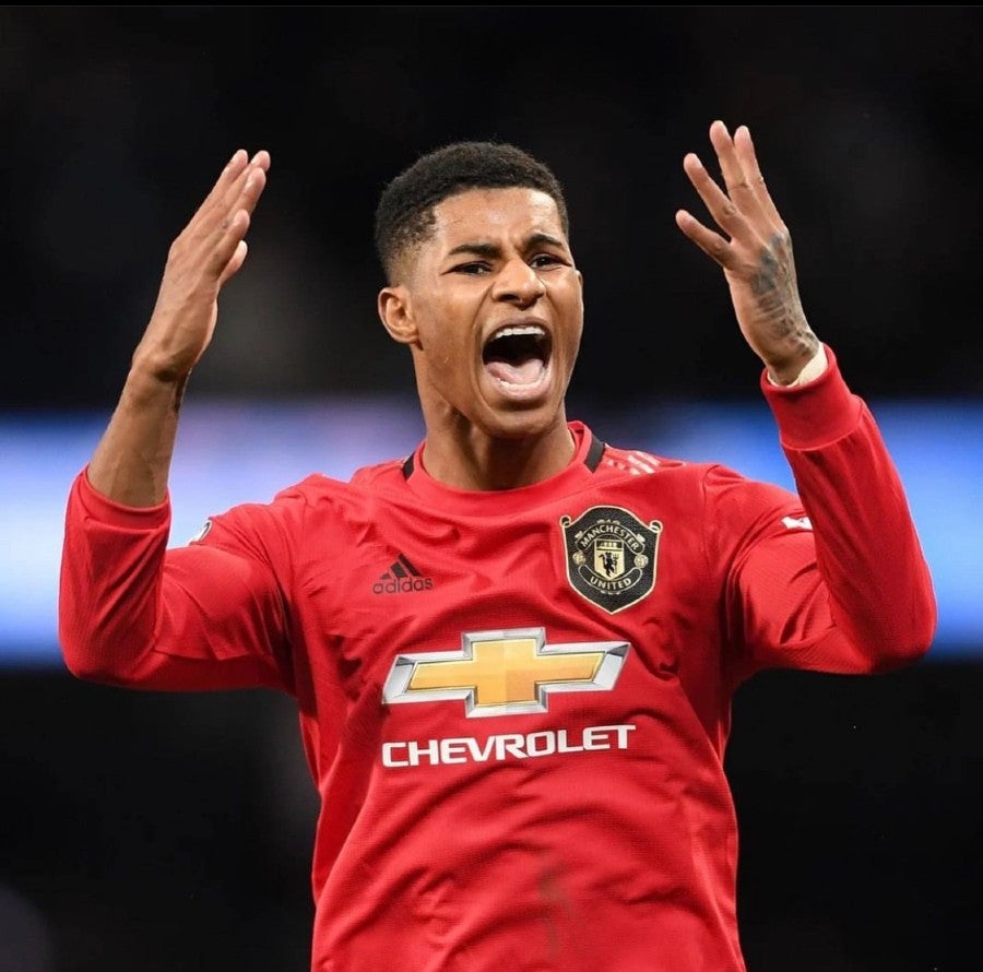 Marcus Rashford molesto con el arbitraje