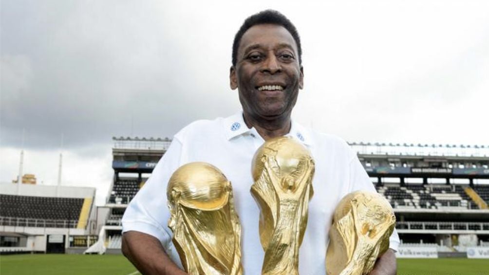 Pelé con sus tres Copas del Mundo