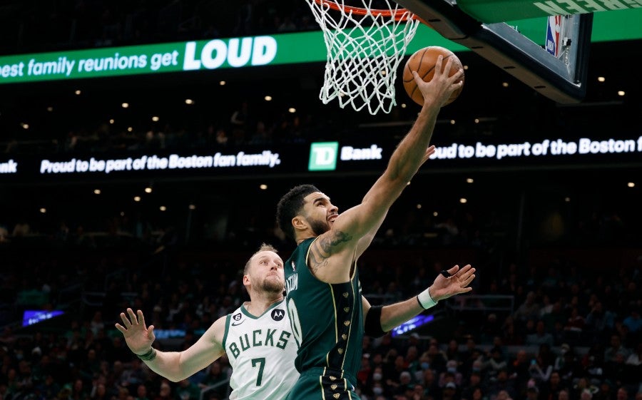 Jayson Tatum anota ante Bucks