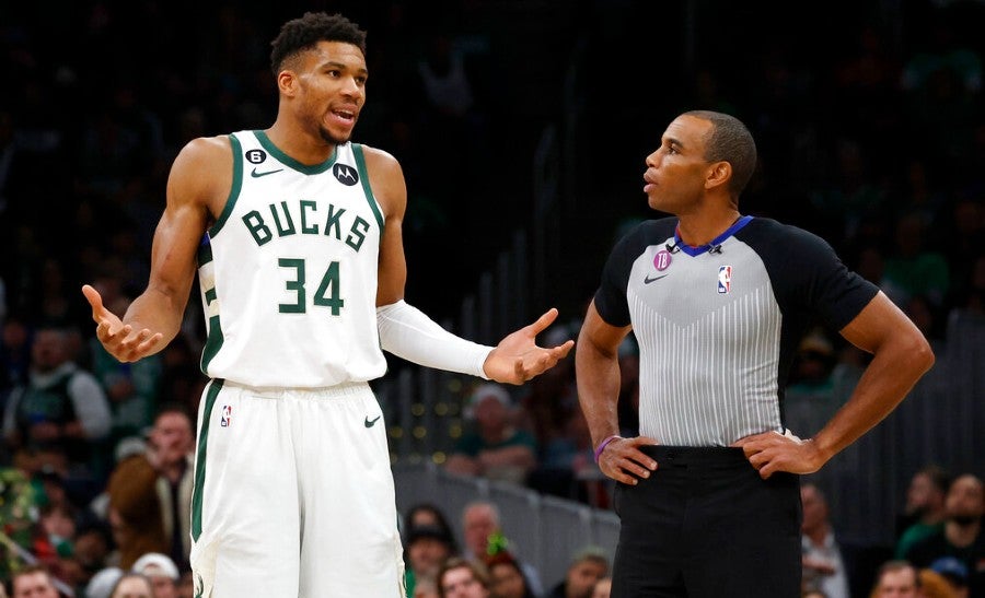 Giannis Antetokounmpo reclama al árbitro