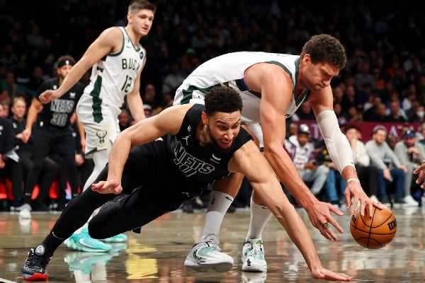 Postales del duelo entre Bucks y Nets