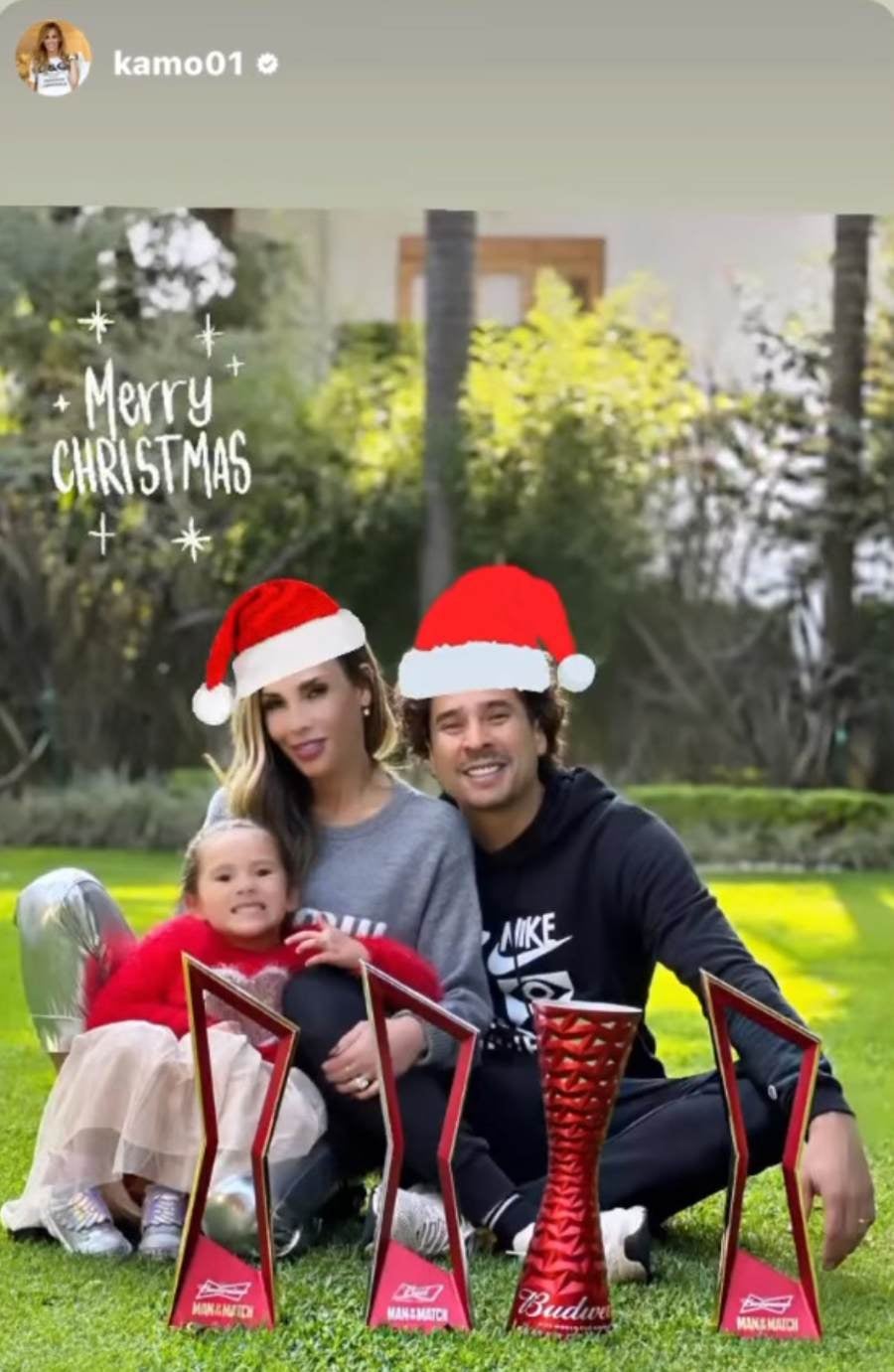 Guillermo Ochoa  con su esposa e hija