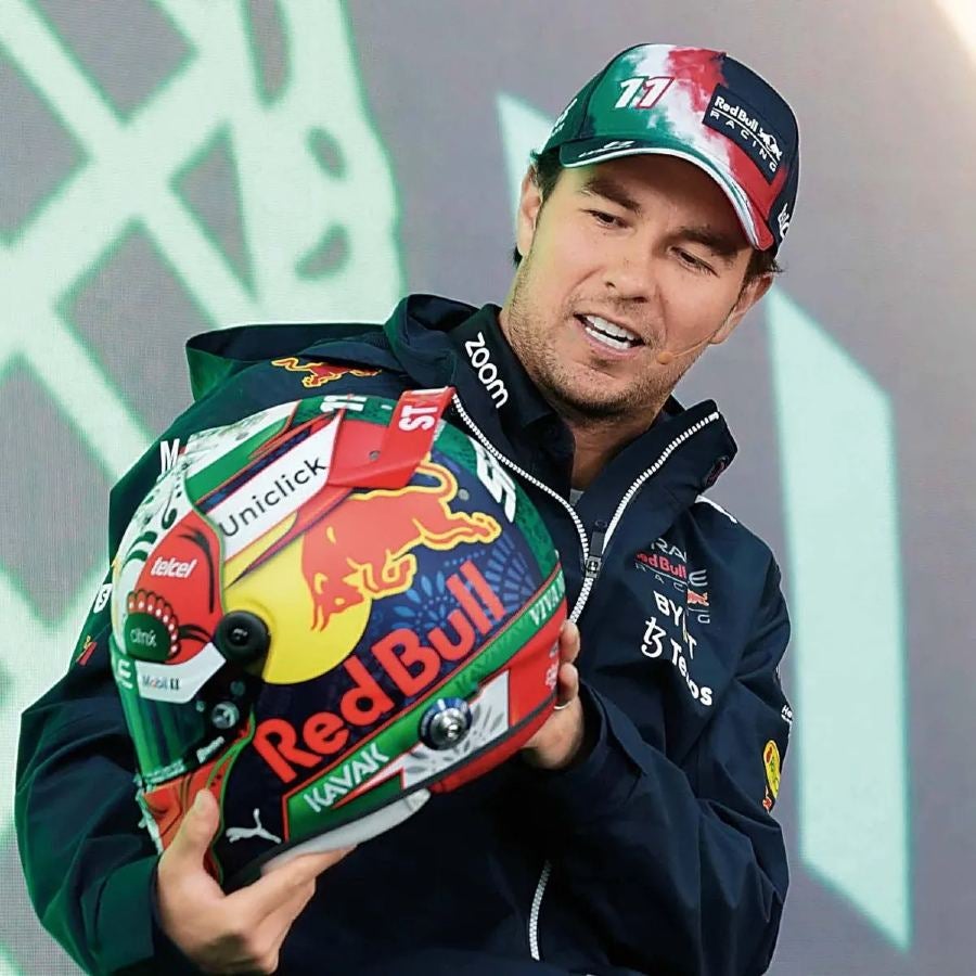 Sergio Pérez mostrando su casco para el Gran Premio de México